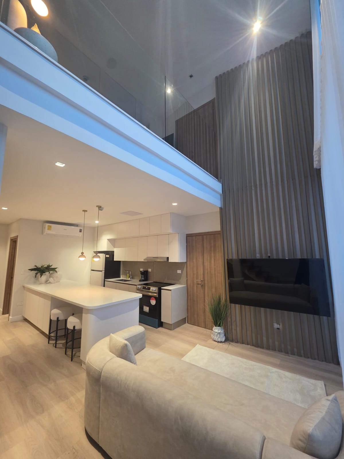 SE ALQUILA EXCLUSIVO LOFT AMUEBLADO EN TORRE AVALON