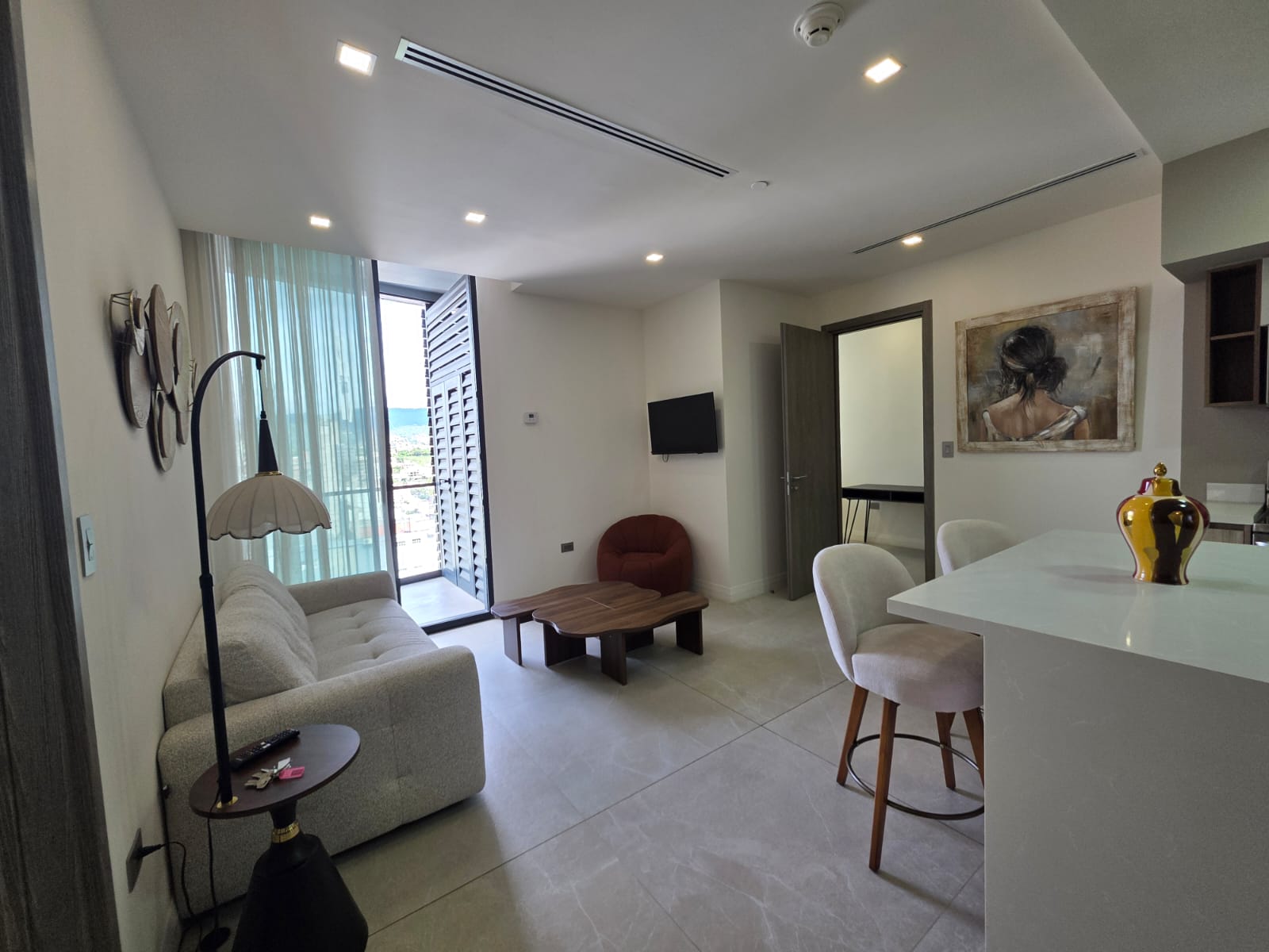 SE ALQUILA EXCLUSIVO APARTAMENTO AMUEBLADO EN TORRE DÖSS