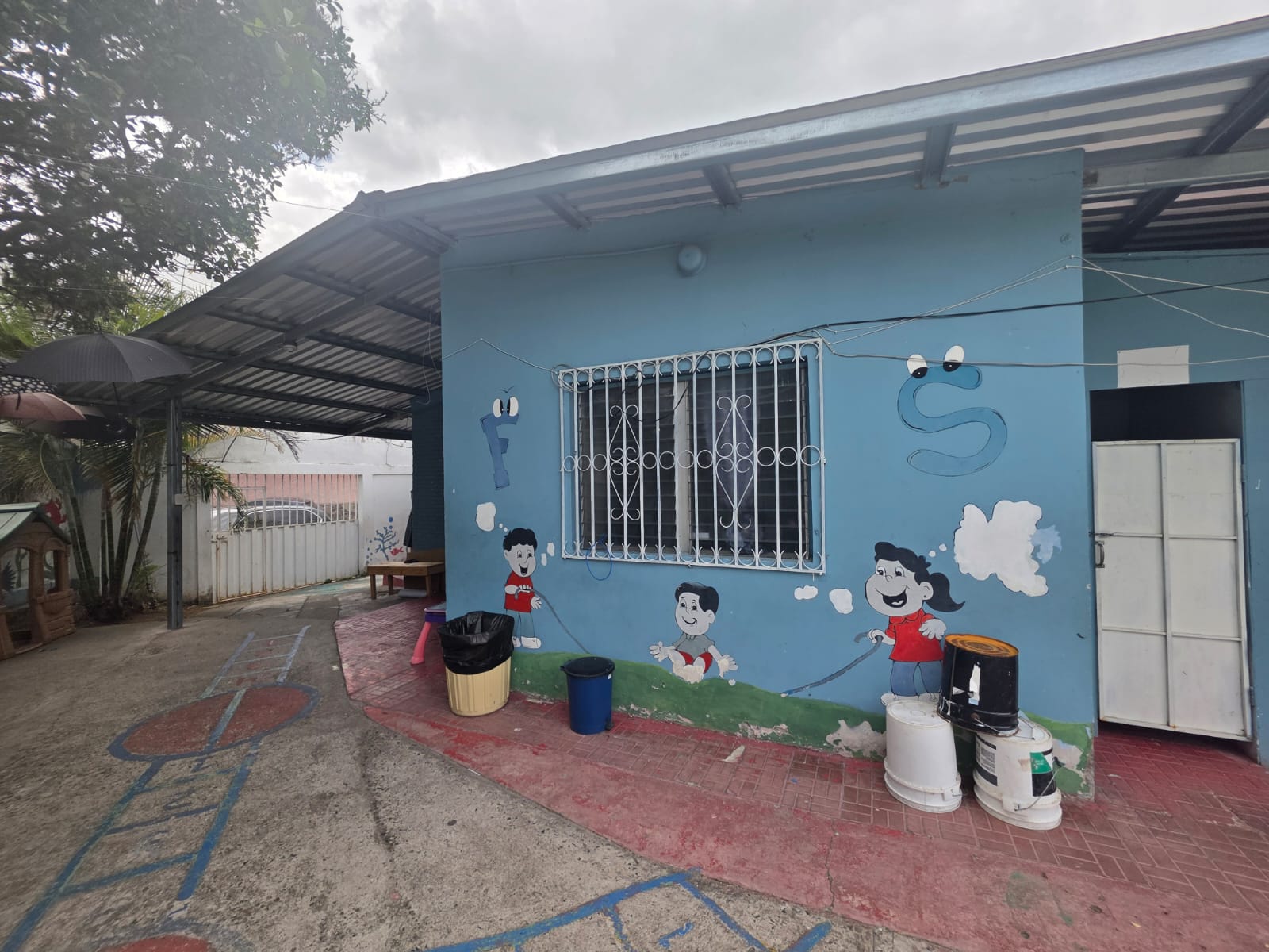 SE VENDE CASA EN RESIDENCIAL LOS ROBLES
